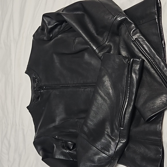 Ladies black leather jacket - Picture 2 of 5